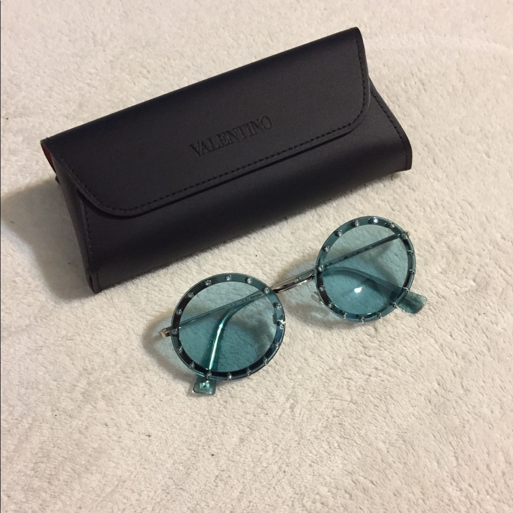 😎 Authentic Valentino sunglases 😎